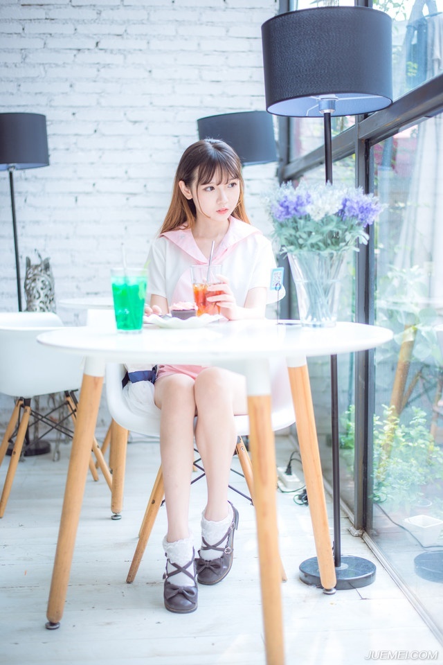 花一些时间，总会看清一些事。经历一些事情，总会看清一些人。不管爱情友情亲情，都是易碎品，一旦出现过裂缝，便很难恢复原貌；不论是谁对不起谁，那裂缝都如同两面刃，一面伤人一面伤己。一些事情，当我们年轻的时候，无法懂得，当我们懂得的时候，已不再年轻。